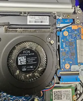 筆電內部風扇與散熱模組積滿灰塵的維修實況照片｜台中筆電維修