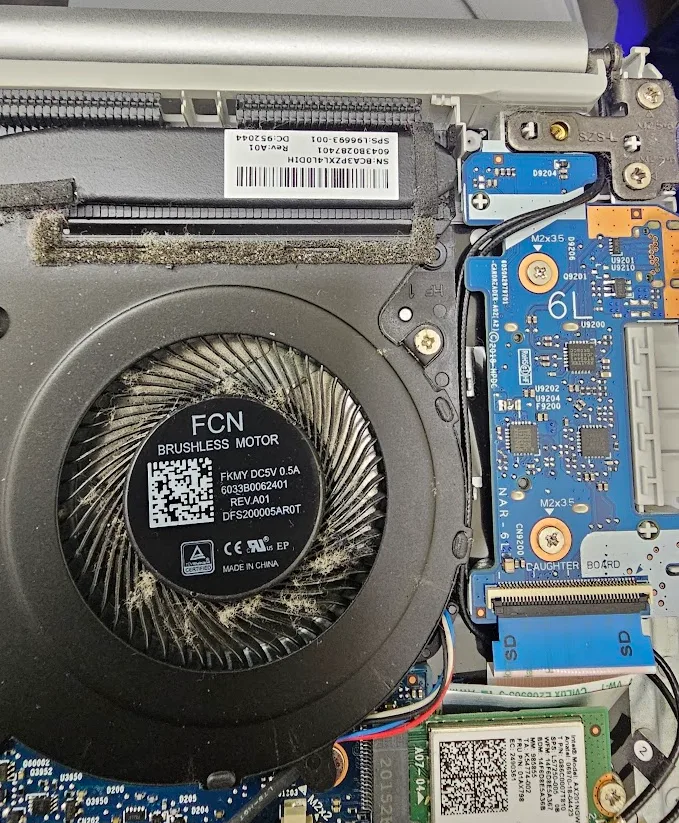 筆電內部風扇與散熱模組積滿灰塵的維修實況照片|台中筆電維修