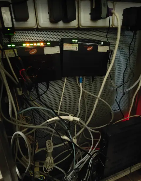 工程師正在為台中客戶進行路由器設定與網路線路整理｜台中網路修復