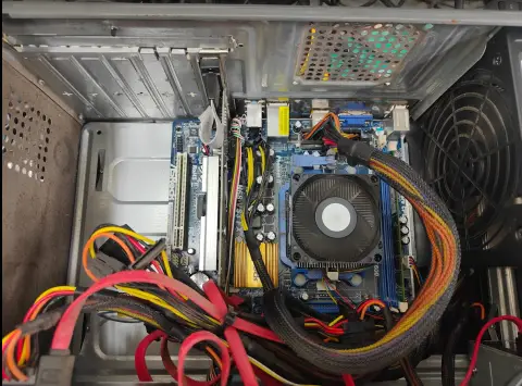 台中電腦維修工程師正在檢查桌上型電腦主機板與記憶體插槽