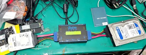 專業硬碟拷貝機正在進行資料救援與壞軌修復作業｜台中資料救援