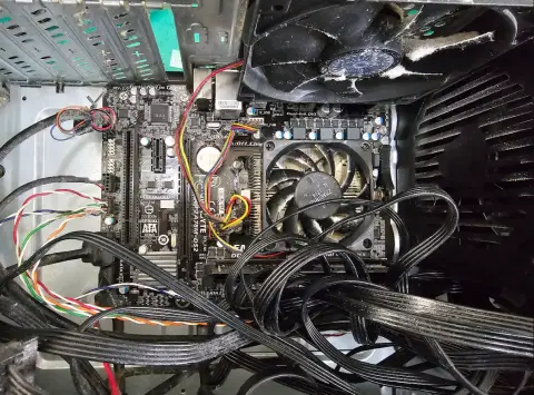 台中西屯電腦維修工程師檢測 GIGABYTE GA-F2A78M-DS2 主機板內部狀況