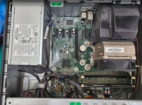 工程師正在使用專業工具進行硬碟資料救援與檢測