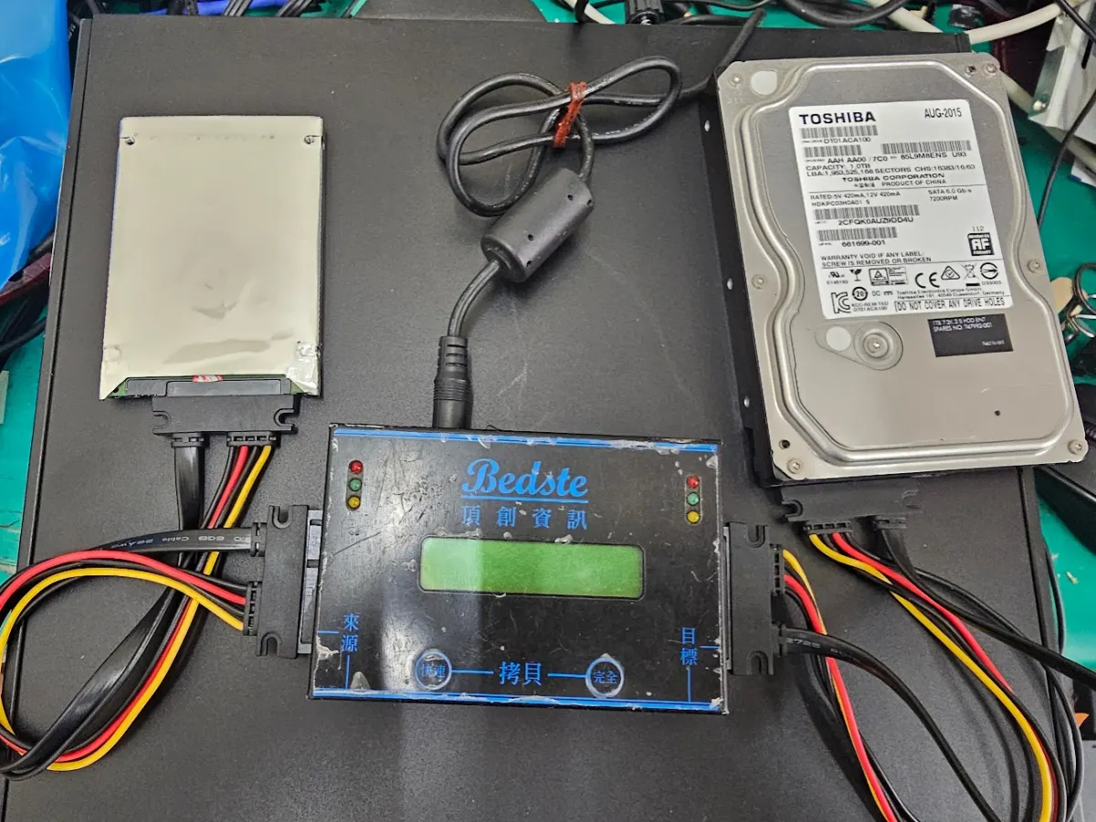 工程師正在使用專業工具進行硬碟資料救援與檢測 維修照片 2
