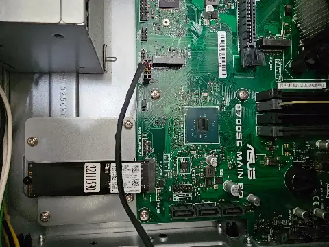 ASUS商務桌上型電腦內部主機板與SSD硬碟配置