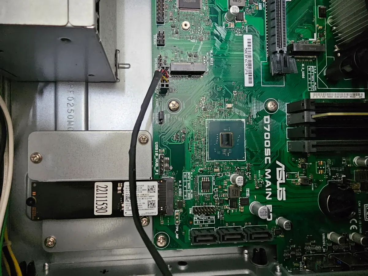ASUS商務桌上型電腦內部主機板與SSD硬碟配置