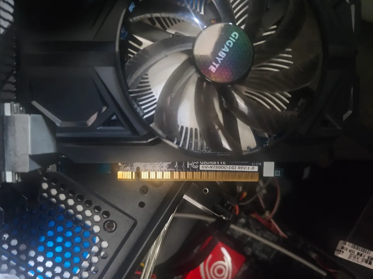 電腦主機板與顯示卡硬體檢測畫面