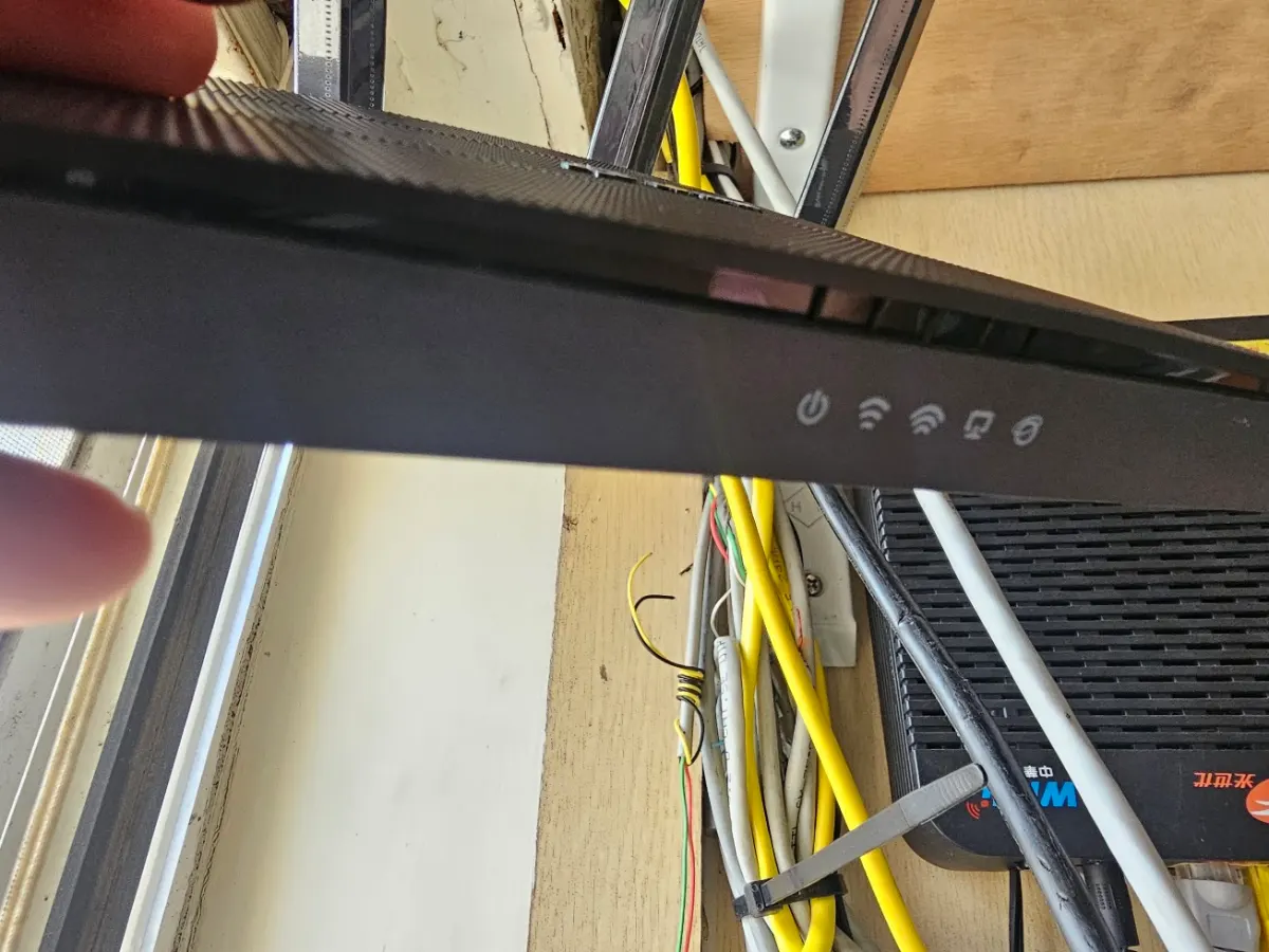 TP-LINK 分享器設備與網路線連接狀態 維修照片 2