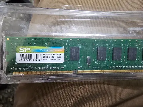 一條 4GB DDR3 記憶體模組的包裝外觀