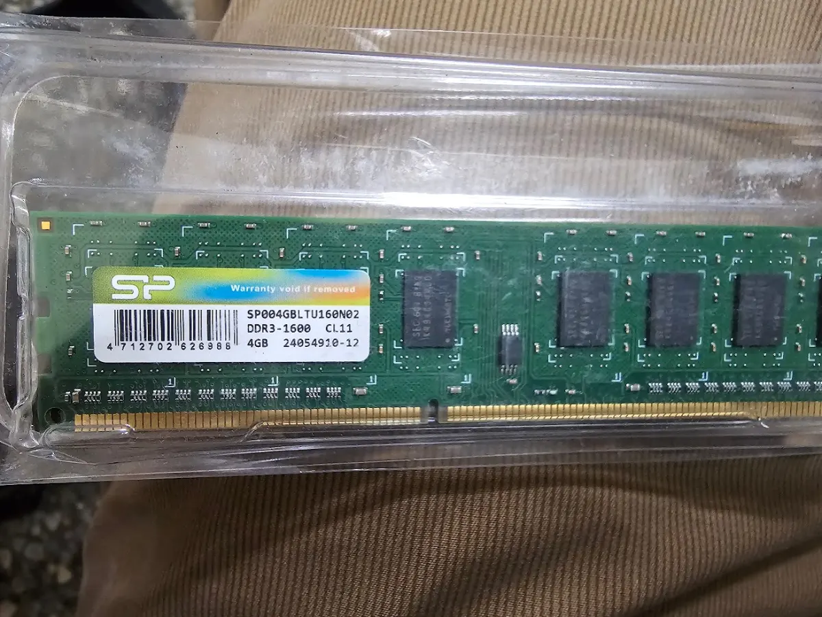 一條 4GB DDR3 記憶體模組的包裝外觀