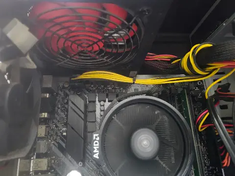 電腦主機內部零件，包含電源供應器風扇與主機板散熱風扇