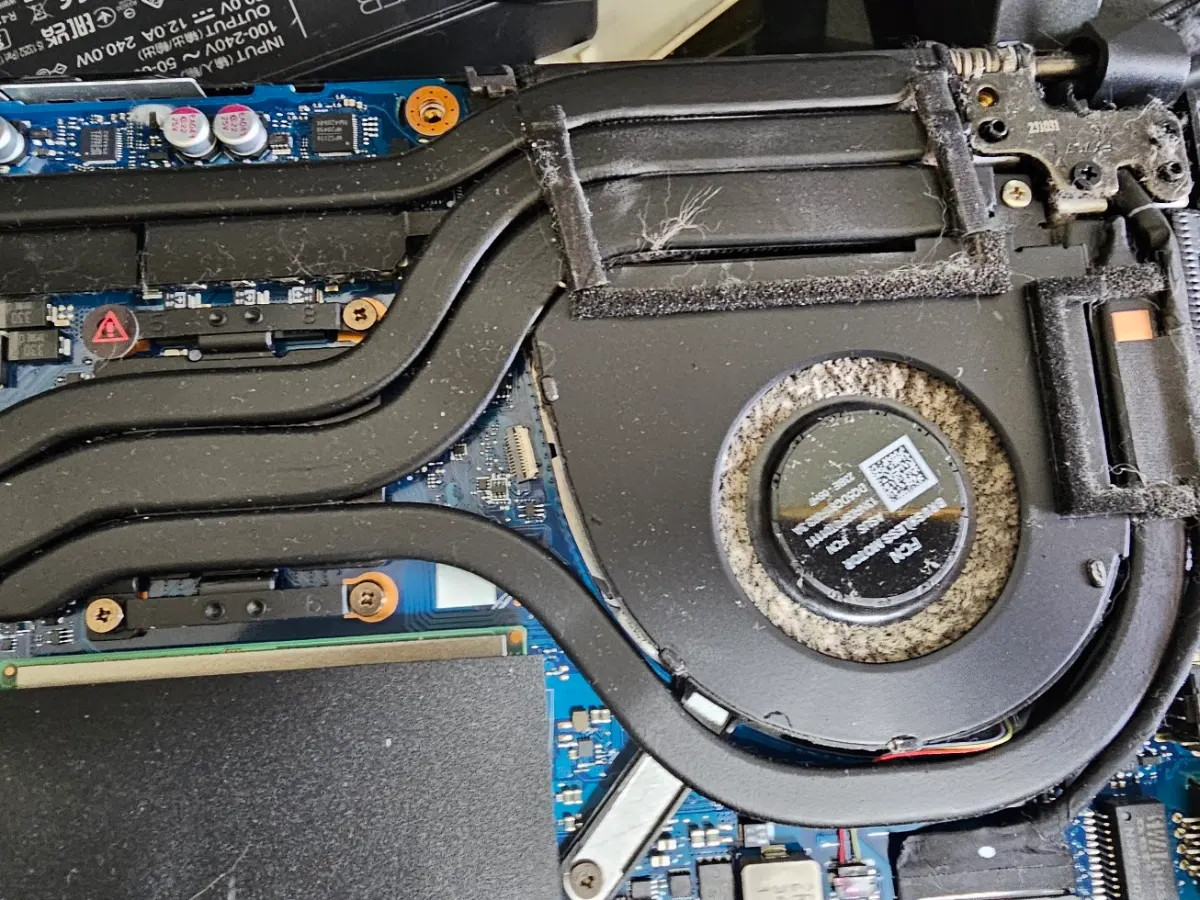 ASUS 筆電拆機後顯示散熱風扇累積大量灰塵與雜物 維修照片 2