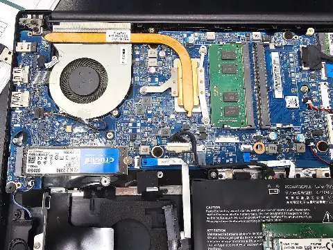 ASUS 筆電內部主機板與記憶體插槽檢測畫面
