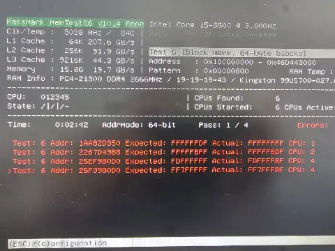 電腦螢幕顯示MemTest86記憶體測試畫面，出現多行紅色錯誤訊息