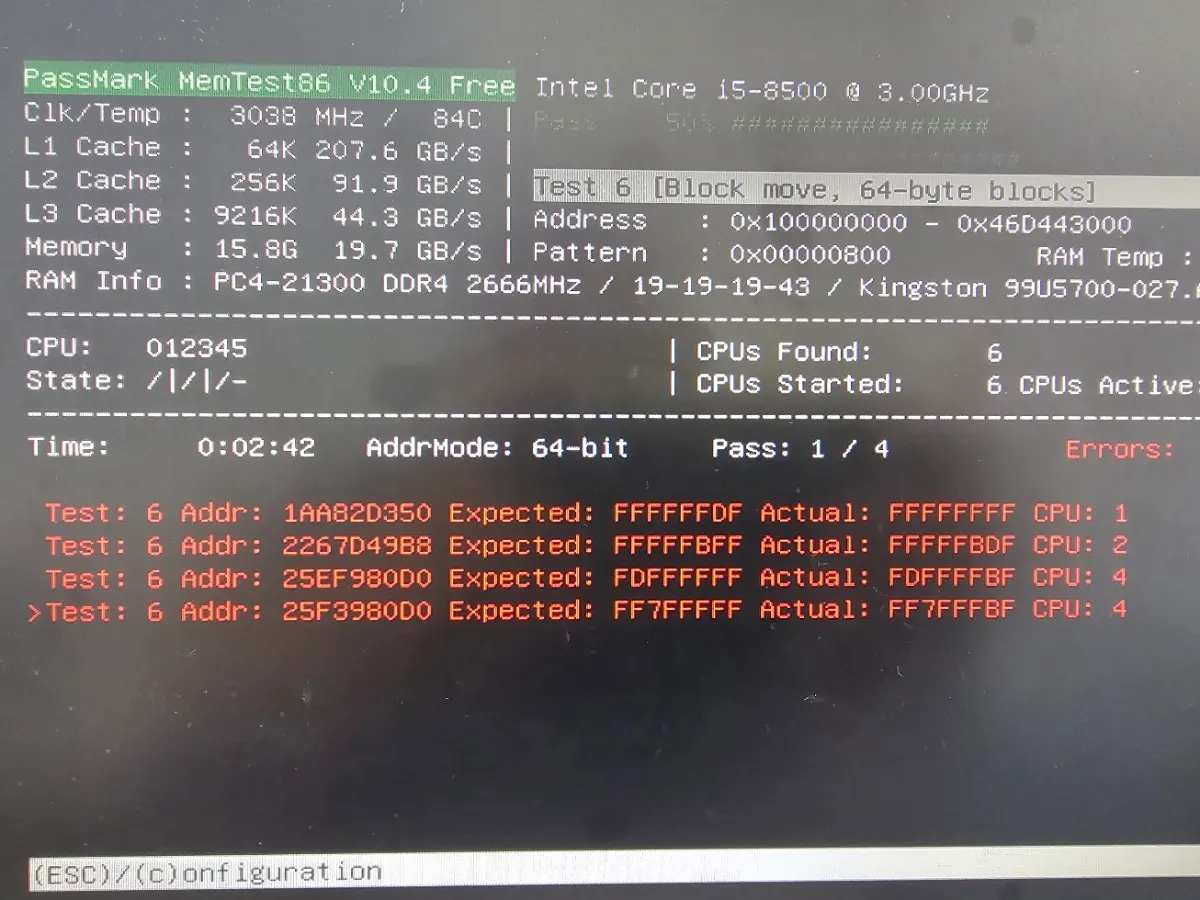 電腦螢幕顯示MemTest86記憶體測試畫面,出現多行紅色錯誤訊息