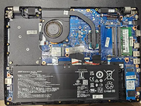 acer 筆電內部主機板零件與積塵風扇檢測畫面