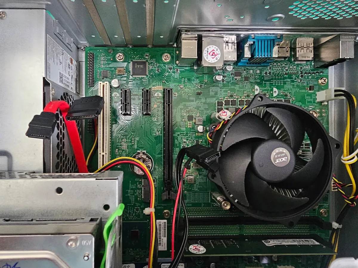 acer桌上型電腦內部主機板零件與CPU散熱風扇實體檢測畫面