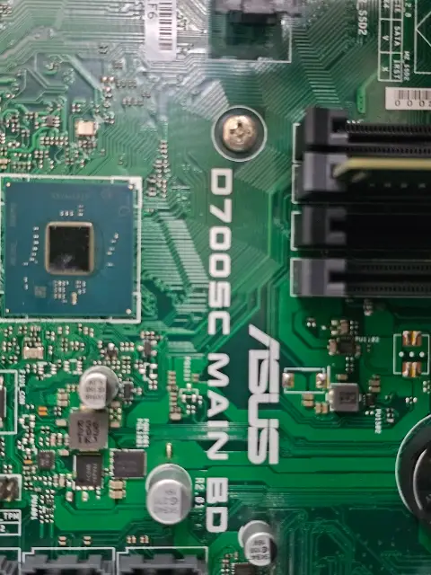 綠色主機板上的 ASUS 品牌標誌與周邊晶片零件